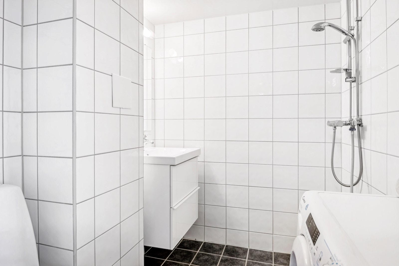 Leiligheten har et praktisk og flislagt baderom med varmekabler som ble pusset opp i regi av borettslaget i 2011/2012. Galleribilde