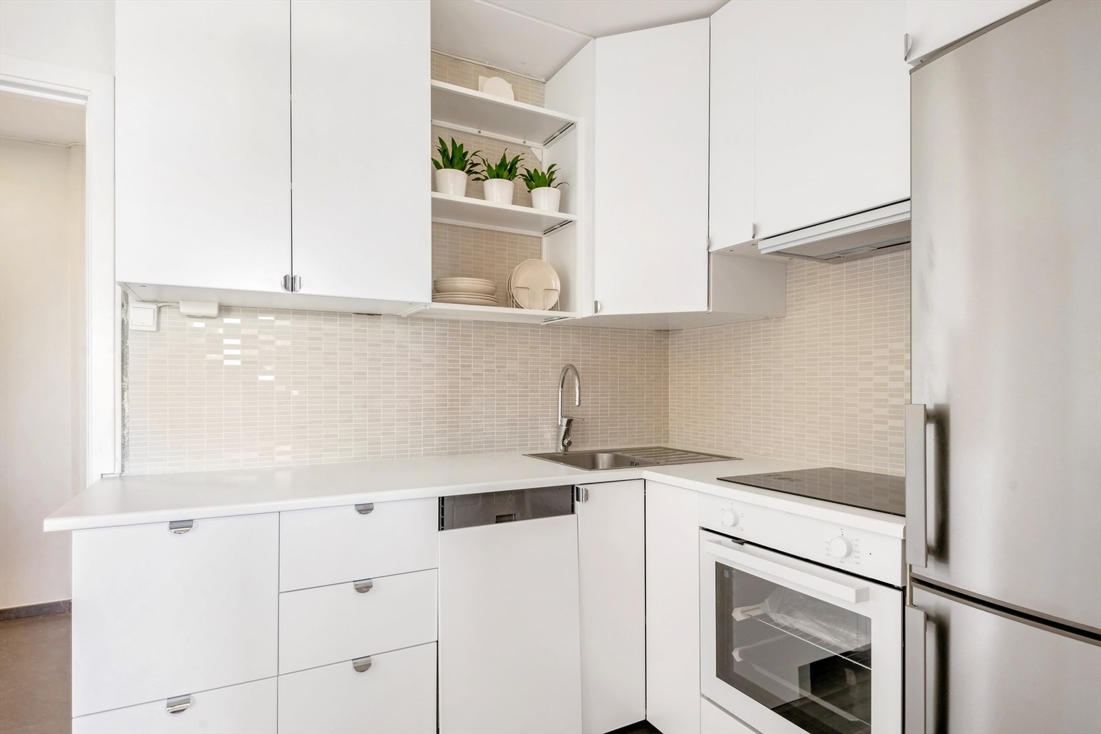 Videre har leiligheten en pen åpen kjøkken- og stueløsning med IKEA-kjøkkeninnredning fra 2014 med glatte fronter. Galleribilde
