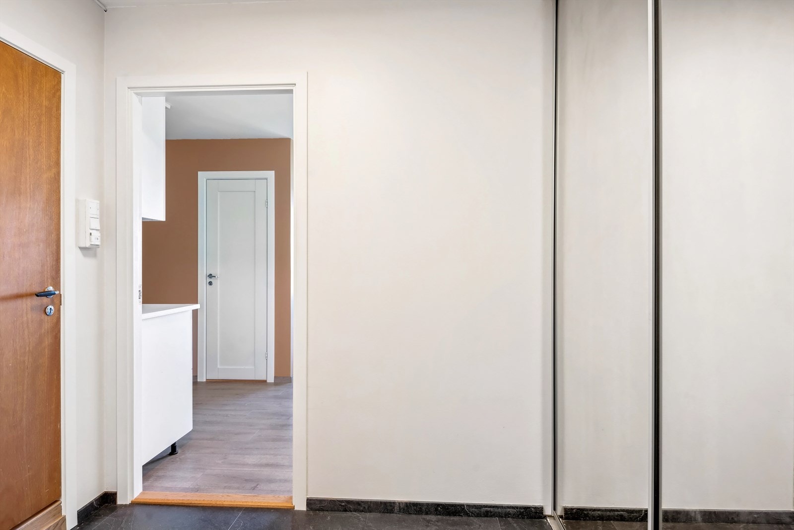 Innbydende entré med god plass til å henge fra deg yttertøyet i en skyvedørsgarderobe med heldekkende speil. Galleribilde