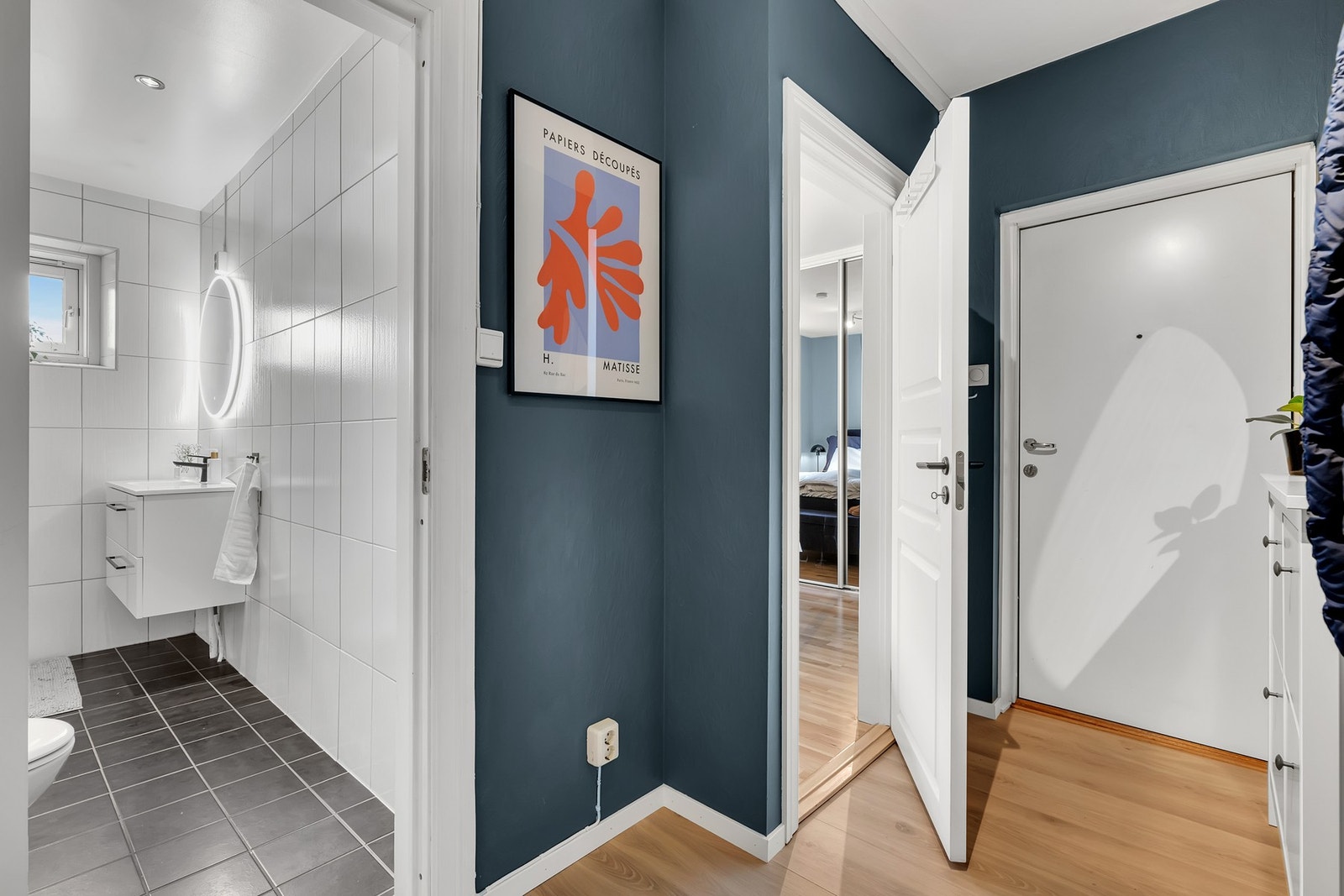 Lett tilgang til baderommet fra leilighetens entrè. Galleribilde