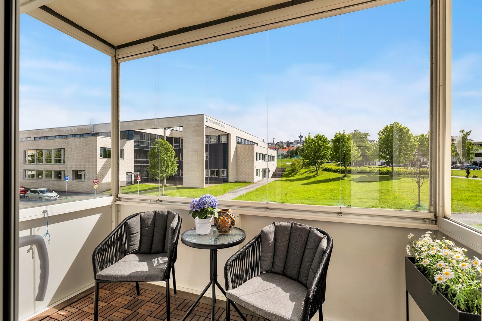 Leiligheten har egen balkong som er ypperlig å benytte i sommerhalvåret. Galleribilde