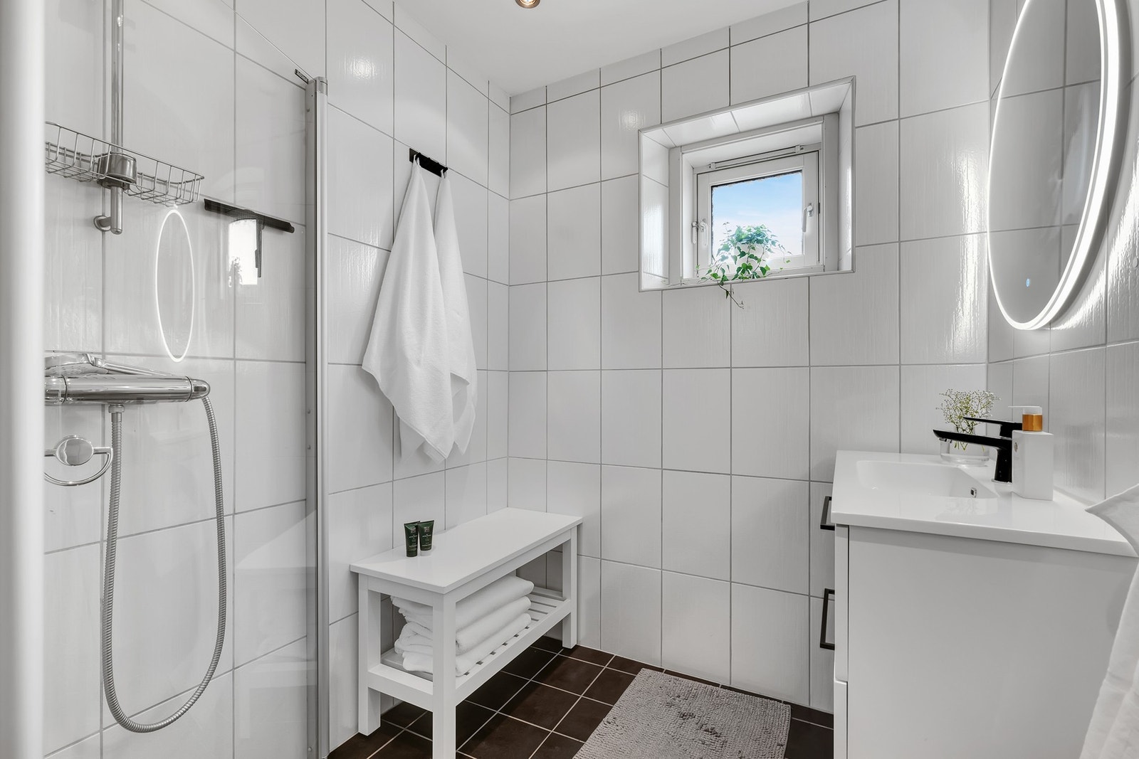 Badet har dusjhjørne, WC, servant med underskap og speilskap. Galleribilde