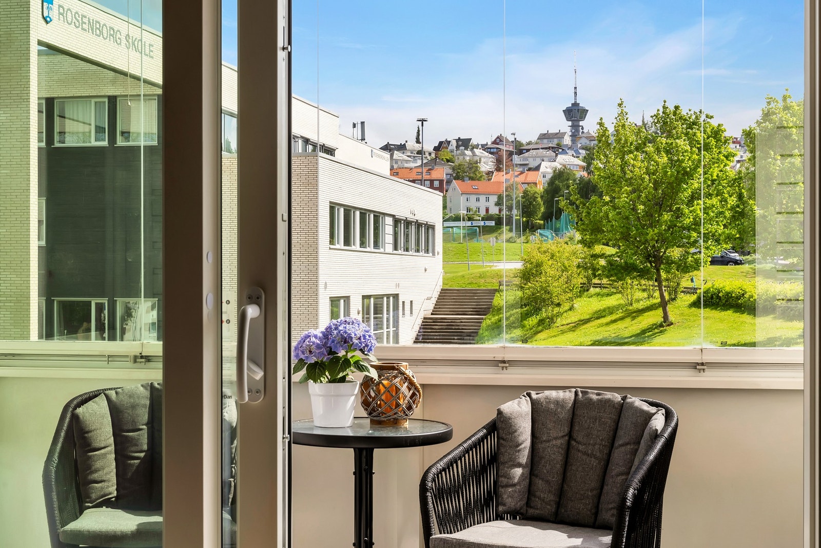 Balkongen har gode solforhold og fin utsikt mot Tyholttårnet. Galleribilde