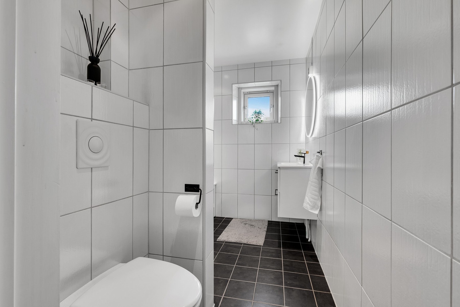 Lyst og stort baderom med dusjnisje og flis på gulv og vegg. Galleribilde