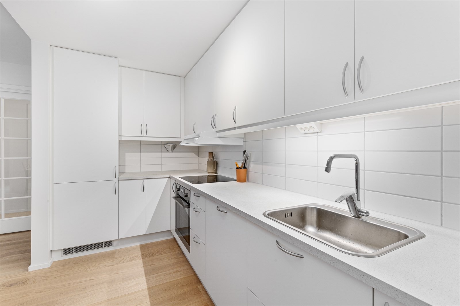 Moderne lyst kjøkken m/integrerte hvitevarer Galleribilde