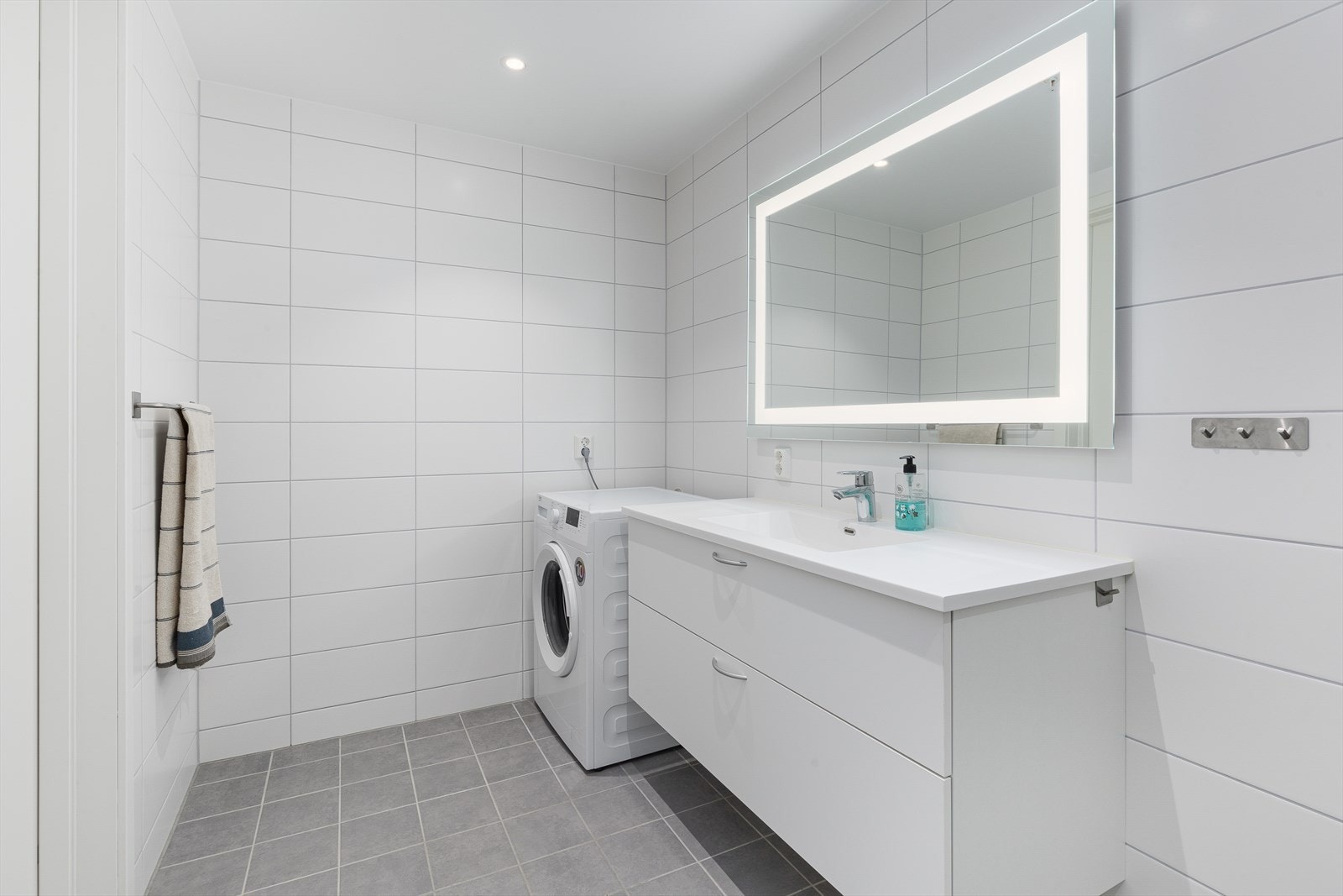 Tiltalende flislagt bade-/vaskerom m/gulvvarme Galleribilde