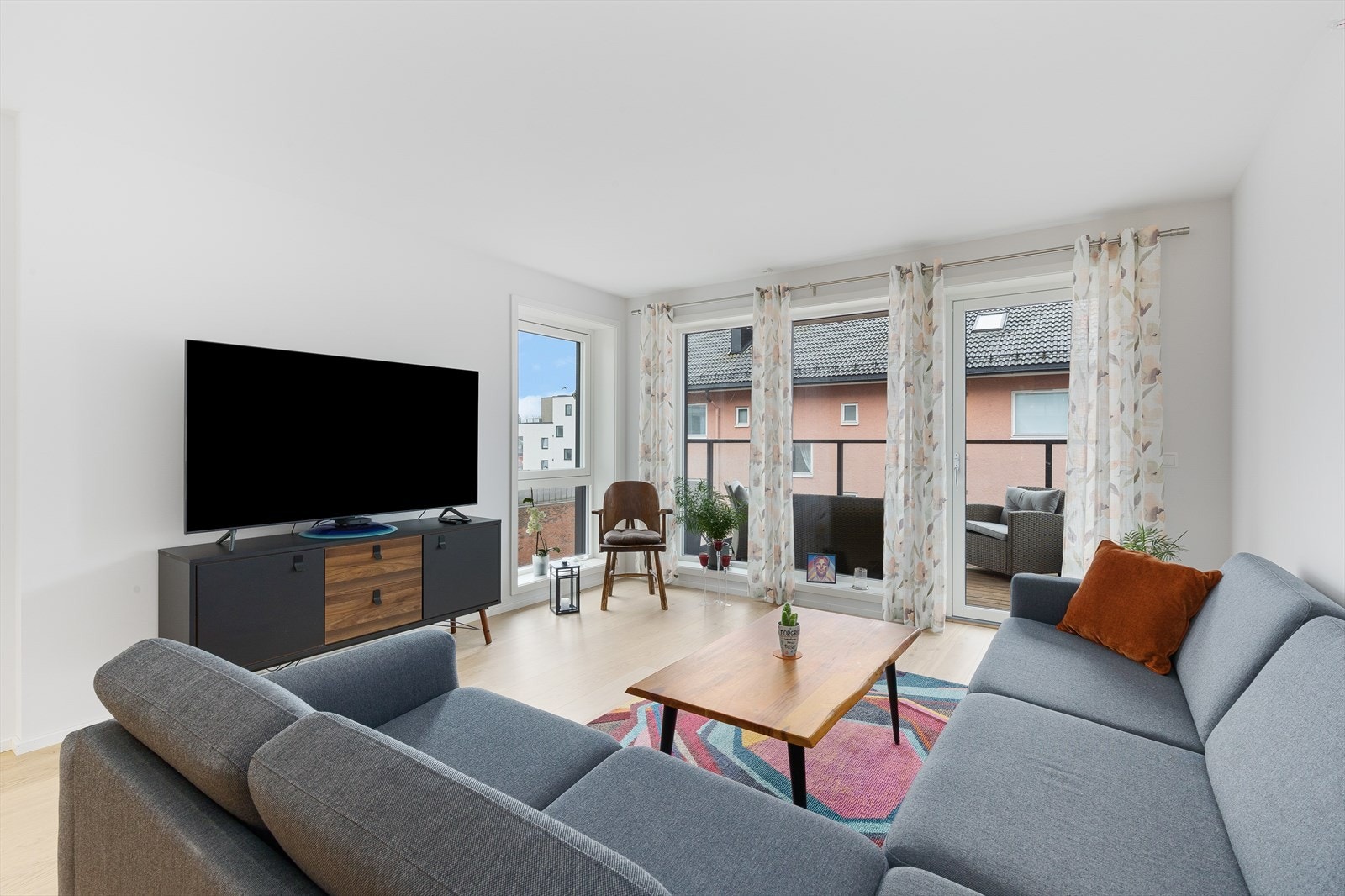 Lys stue med utg. vestvendt solrik balkong Galleribilde