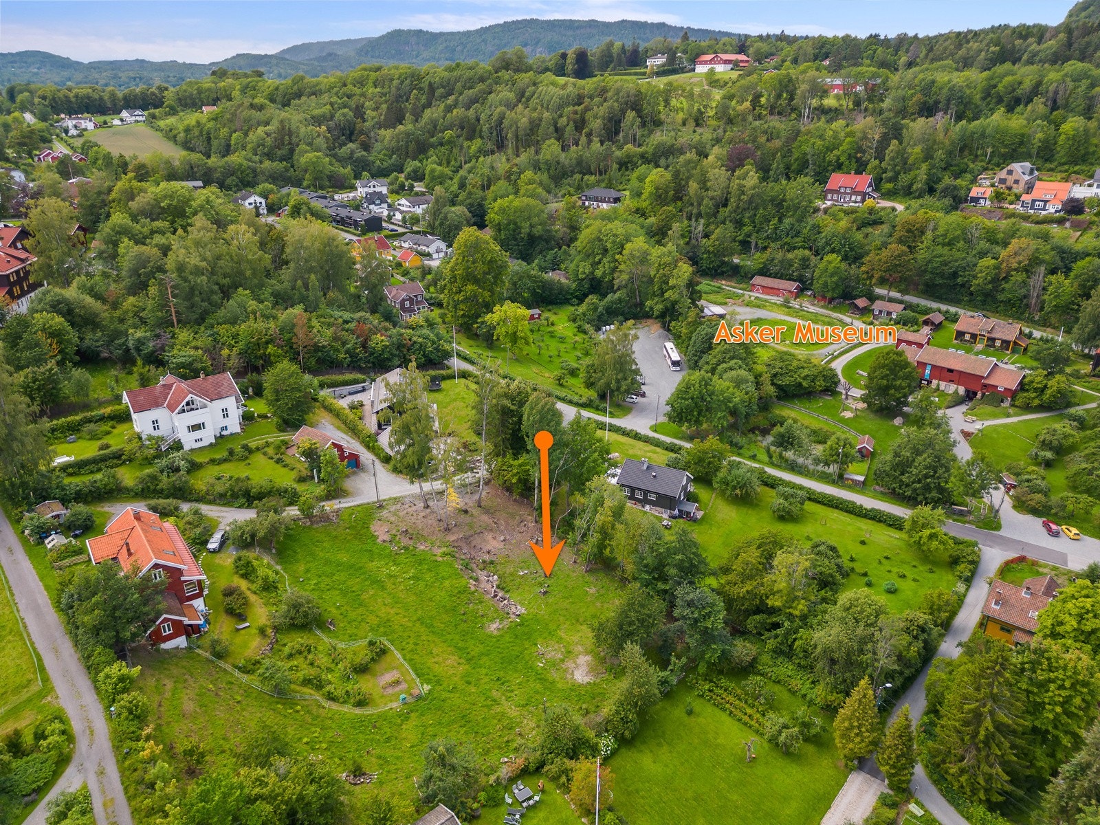 Kunstnerdalen er et meget frodig og koselig område. Her ligger blant annet Asker Museum som er et av Askers kulturhistoriske samlepunkt med museum og tilhørende sjarmerende museumsbygg. Galleribilde