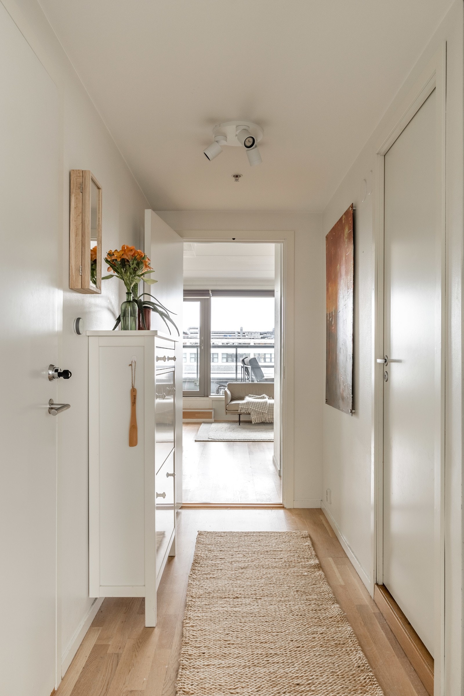 Entré med plass til oppheng av yttertøy og oppbevaring av sko. Galleribilde