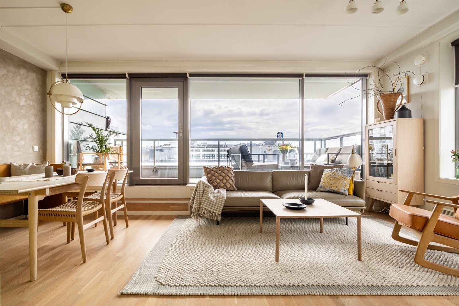 Leiligheten har store vindusflater med utsikt som slipper inn mye naturlig lys. Galleribilde
