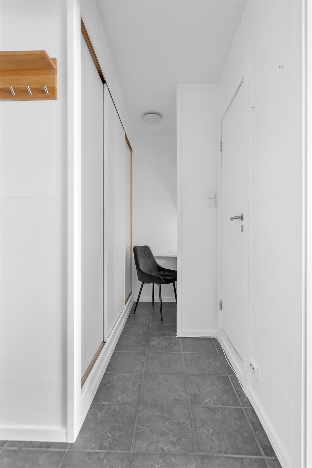 Godt med oppbevaringsplass i en stor skyvedørsgarderobe. Galleribilde