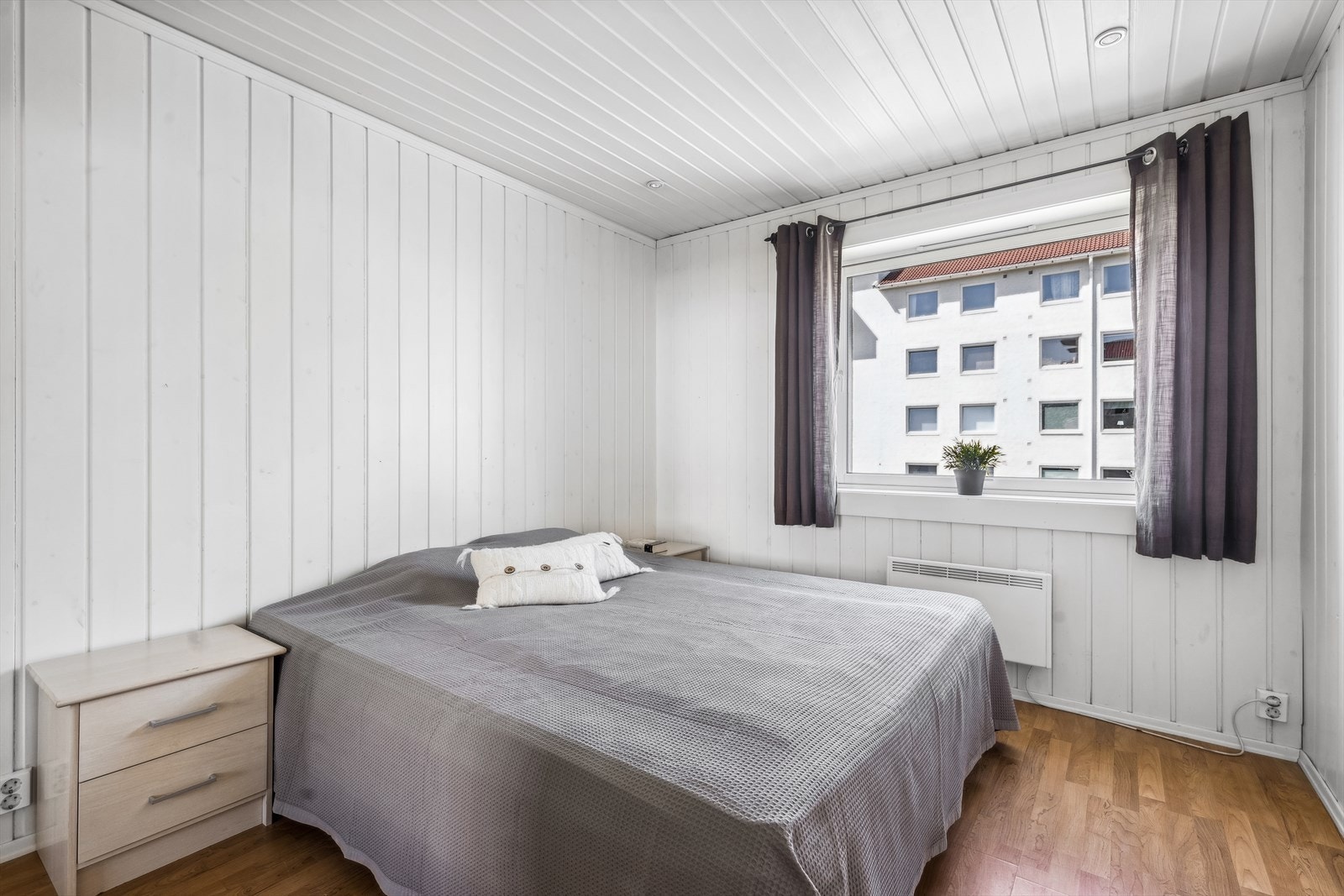 Hovedsoverommet er av god størrelse og har god plass til dobbeltseng og tilhørende nattbord. Galleribilde