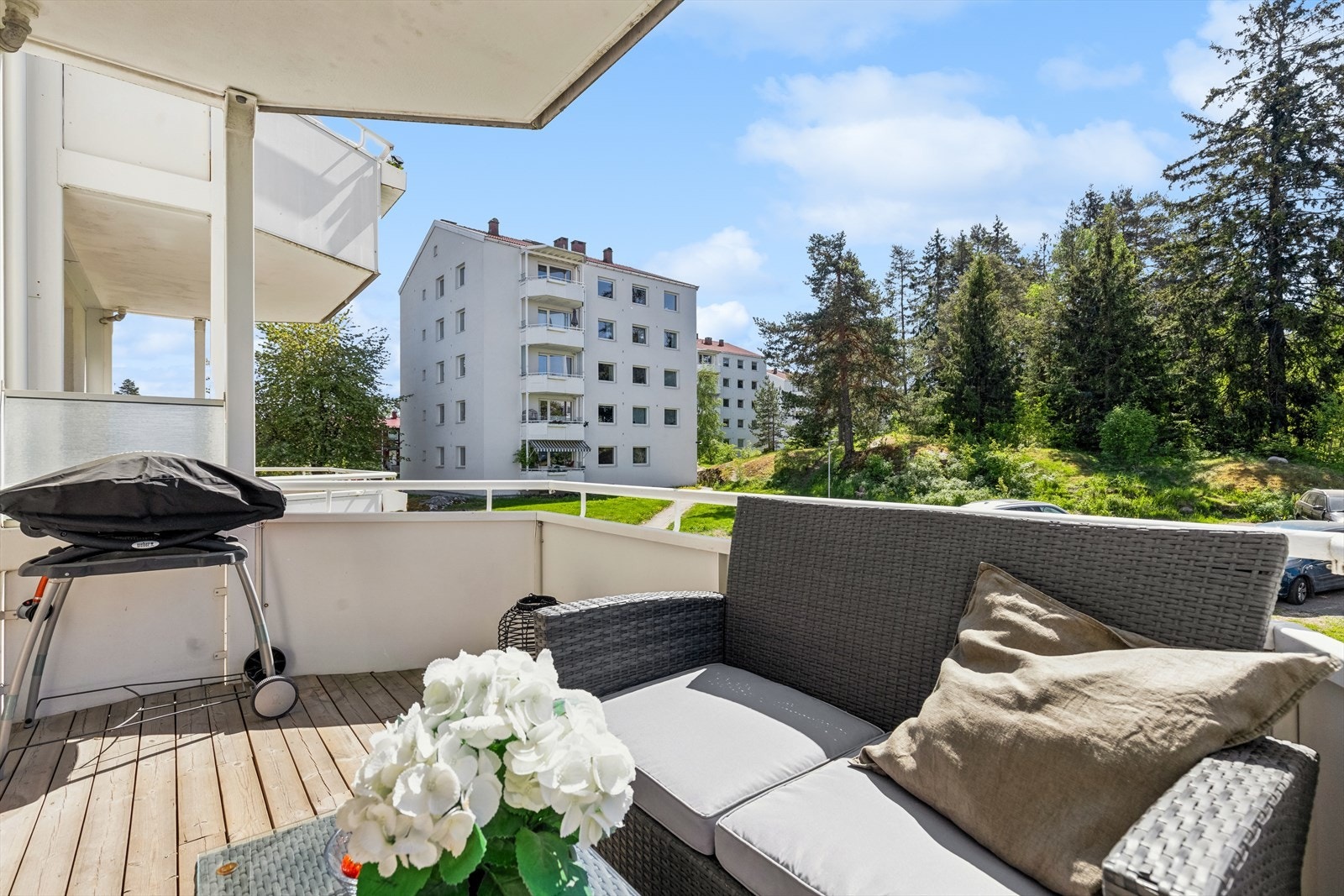 Fra stuen er det utgang til en sydvendt balkong på ca. 6 m² med terrassegulv. Galleribilde