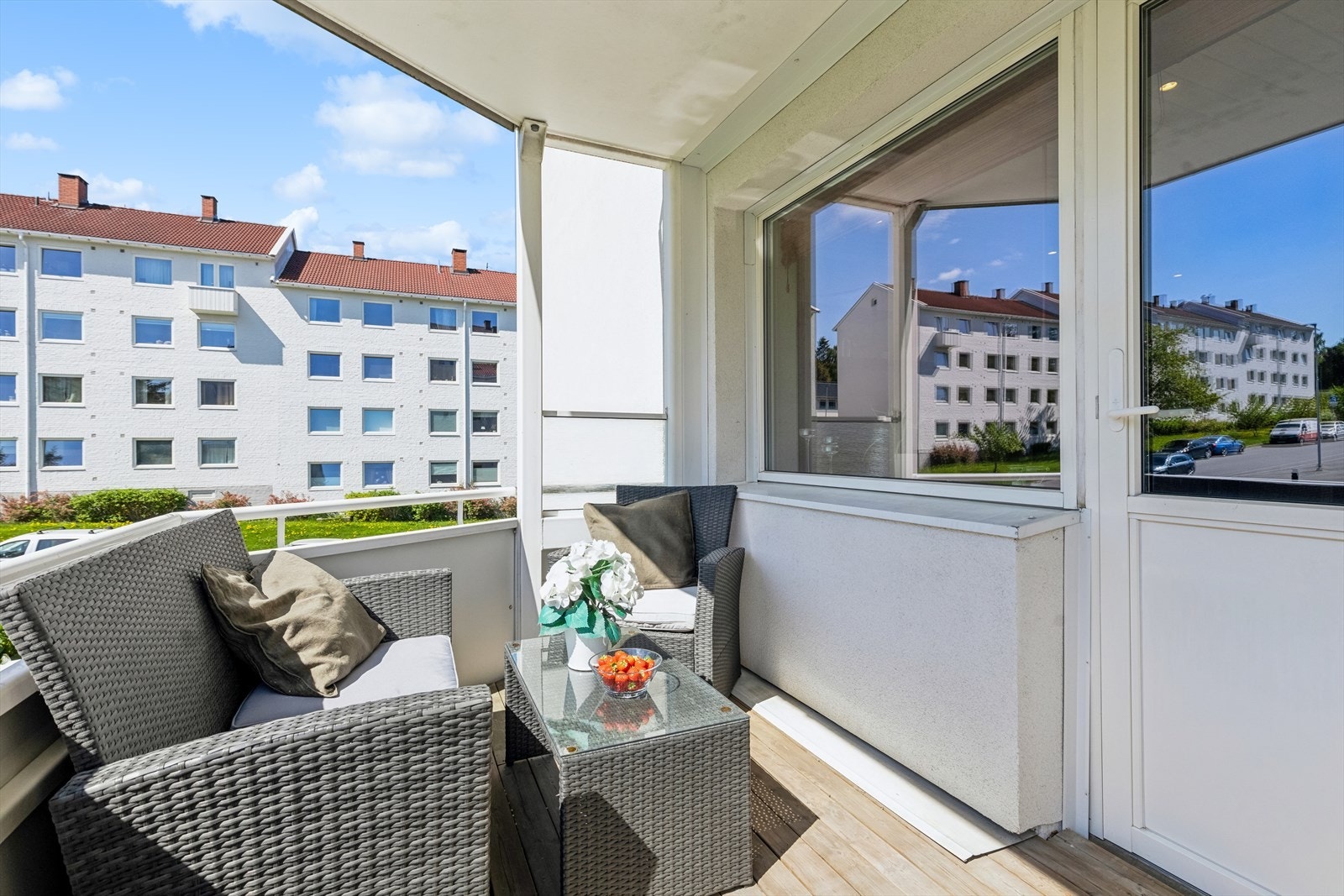 Her er det plass det du måtte ønske av utemøbler og grill for fine sommerdager. Balkongdør er fra 2011. Galleribilde