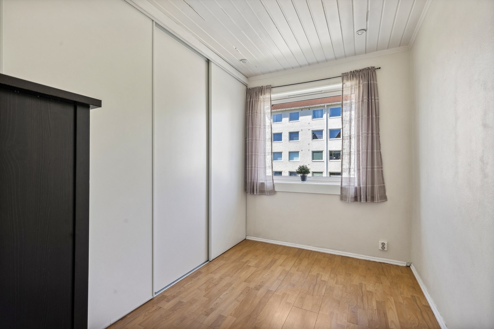 Soverom to er også av god størrelse og passer perfekt som gjesterom, kontor eller barnerom. Det er stor skyvedørsgarderobe langs veggen med gode oppbevaringsmuligheter. Galleribilde