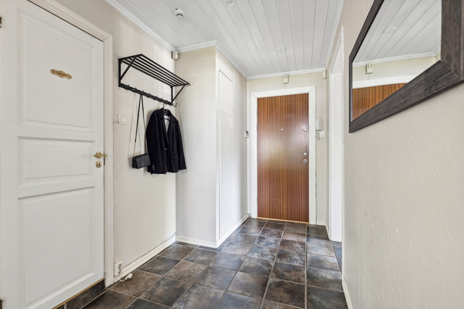 Enkel ankomst i 2 etasje. Entré med plass til å henge fra seg yttertøy og sette fra seg sko. Tilgang til kott for oppbevaring. To kjellerboder på henholdsvis 3 m² og 3 m², samt en loftsbod. Galleribilde