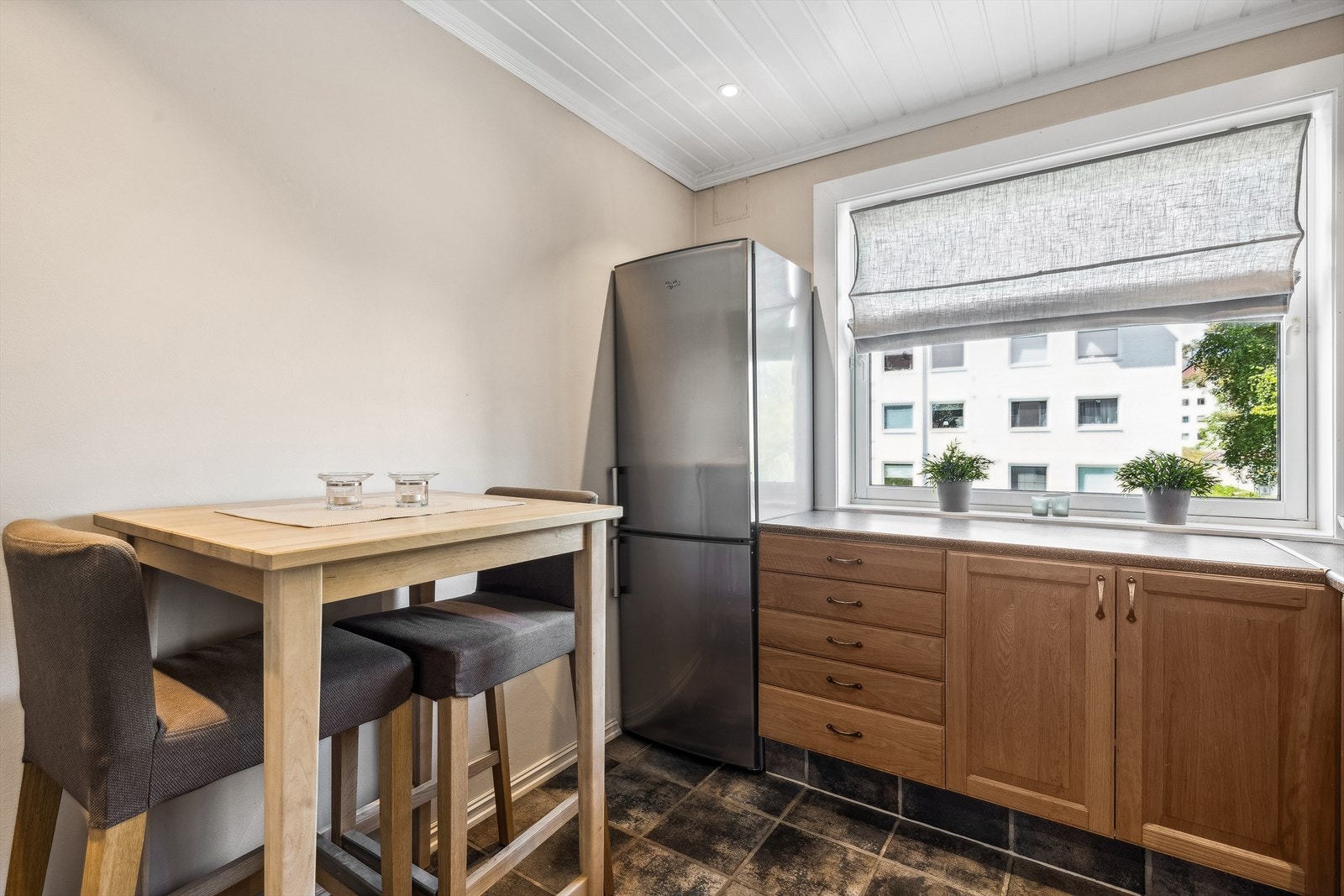 Her er det plass til et hyggelig frokostbord. Hvitevarer medfølger i den stand de er i. Galleribilde