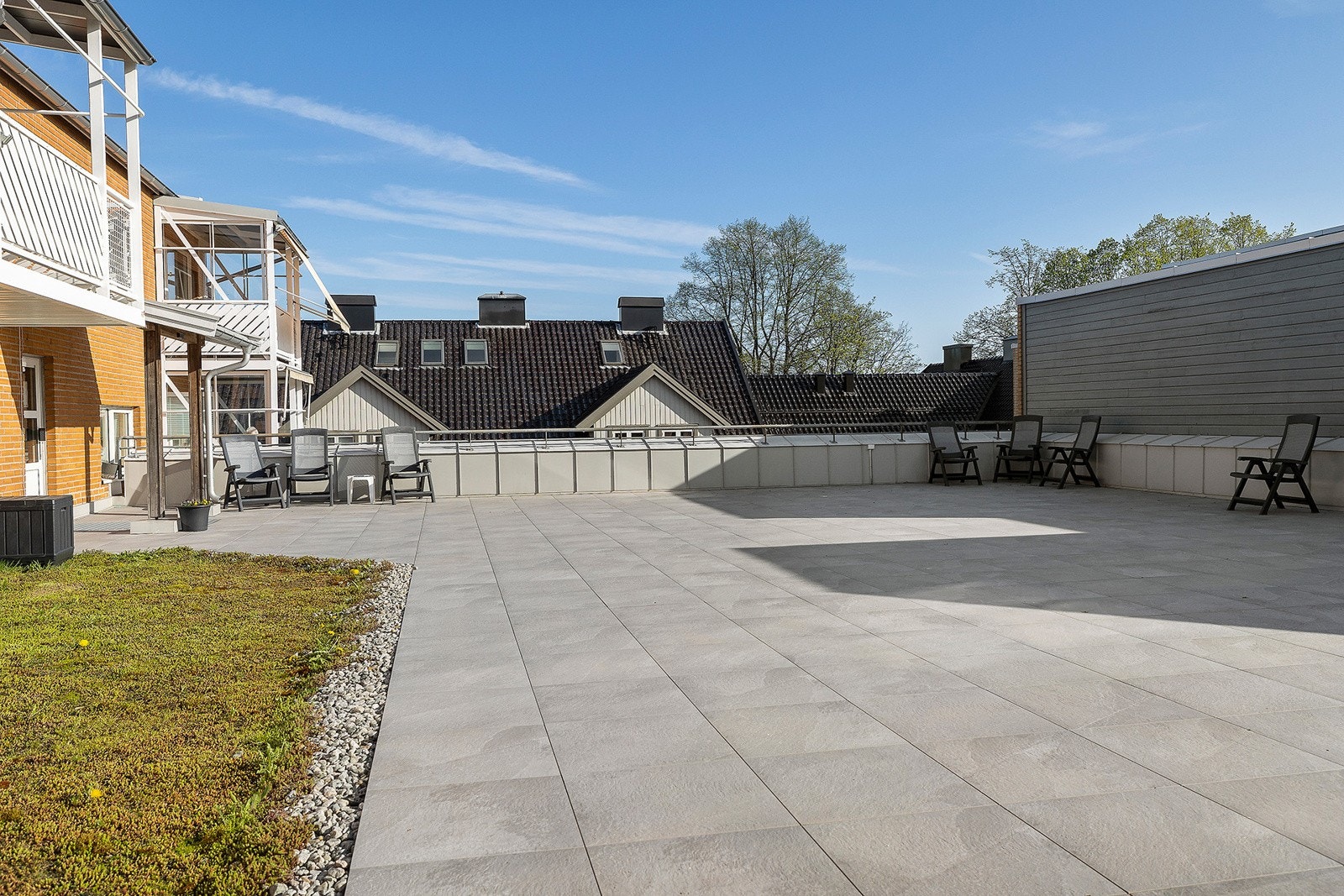 Borettslaget ligger sentralt til i utkanten av sentrum med gangavstand til blant annet Vestfold sentralsykehus, Tønsberg sentrum, bussterminal og jernbanestasjonen. Busstopp i Stenmalveien rett utenfor senteret. Galleribilde