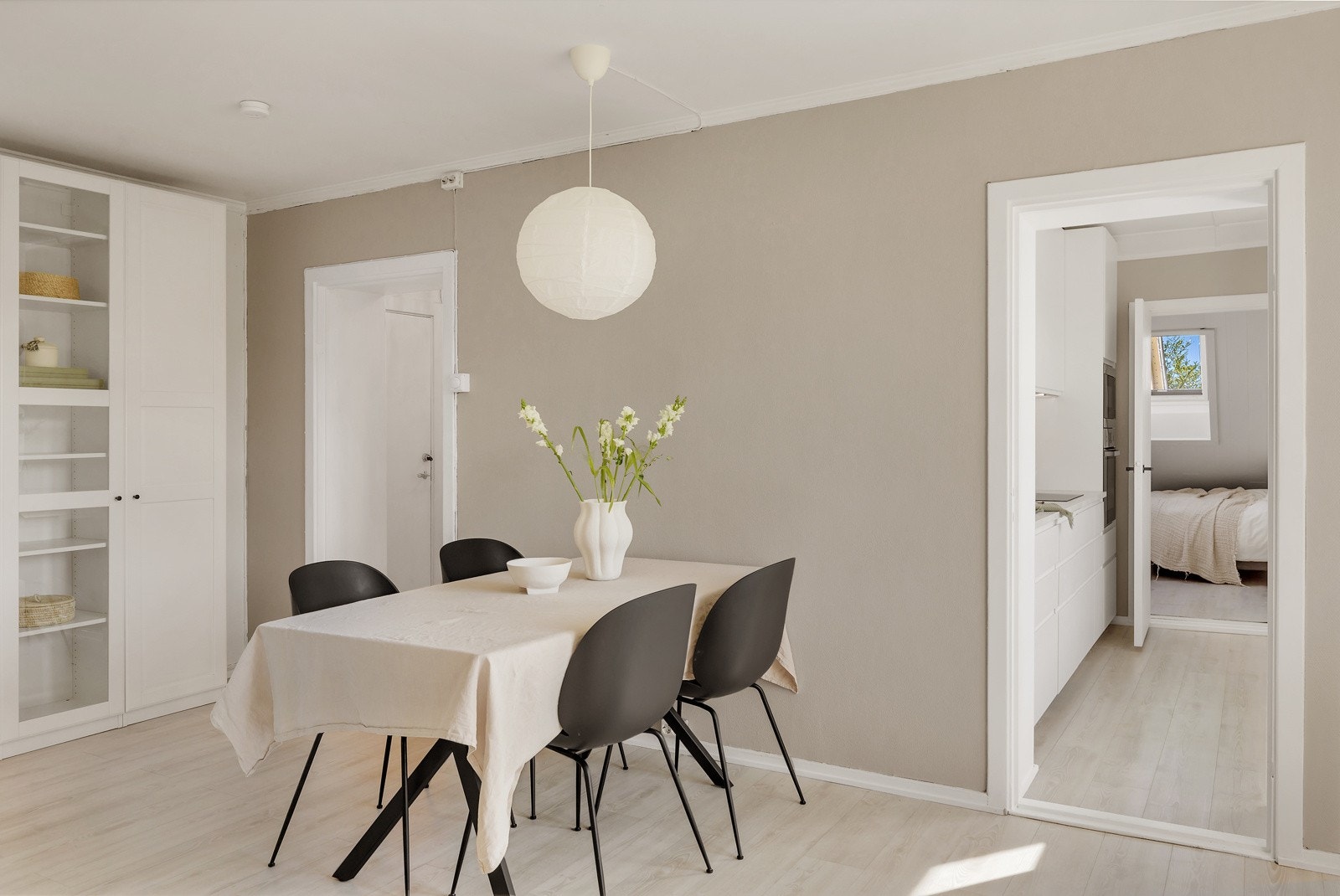 Gled deg til å invitere venner og familie til den første middagen i nytt hjem! Galleribilde