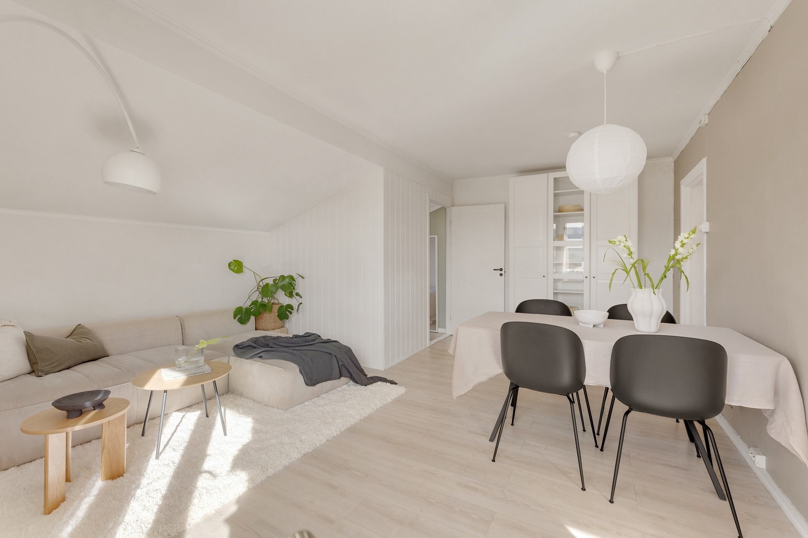 Stuen byr på rikelig med plass til sofagruppe, spiseplass og oppbevaring. Galleribilde