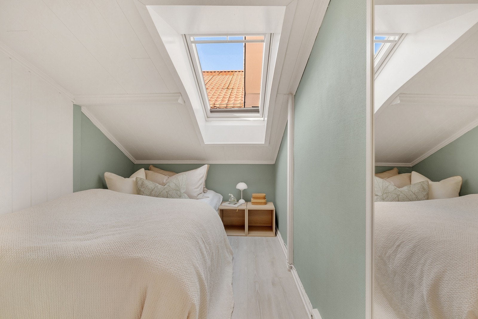 Lyst, innbydende soverom med plass til dobbeltseng. Galleribilde