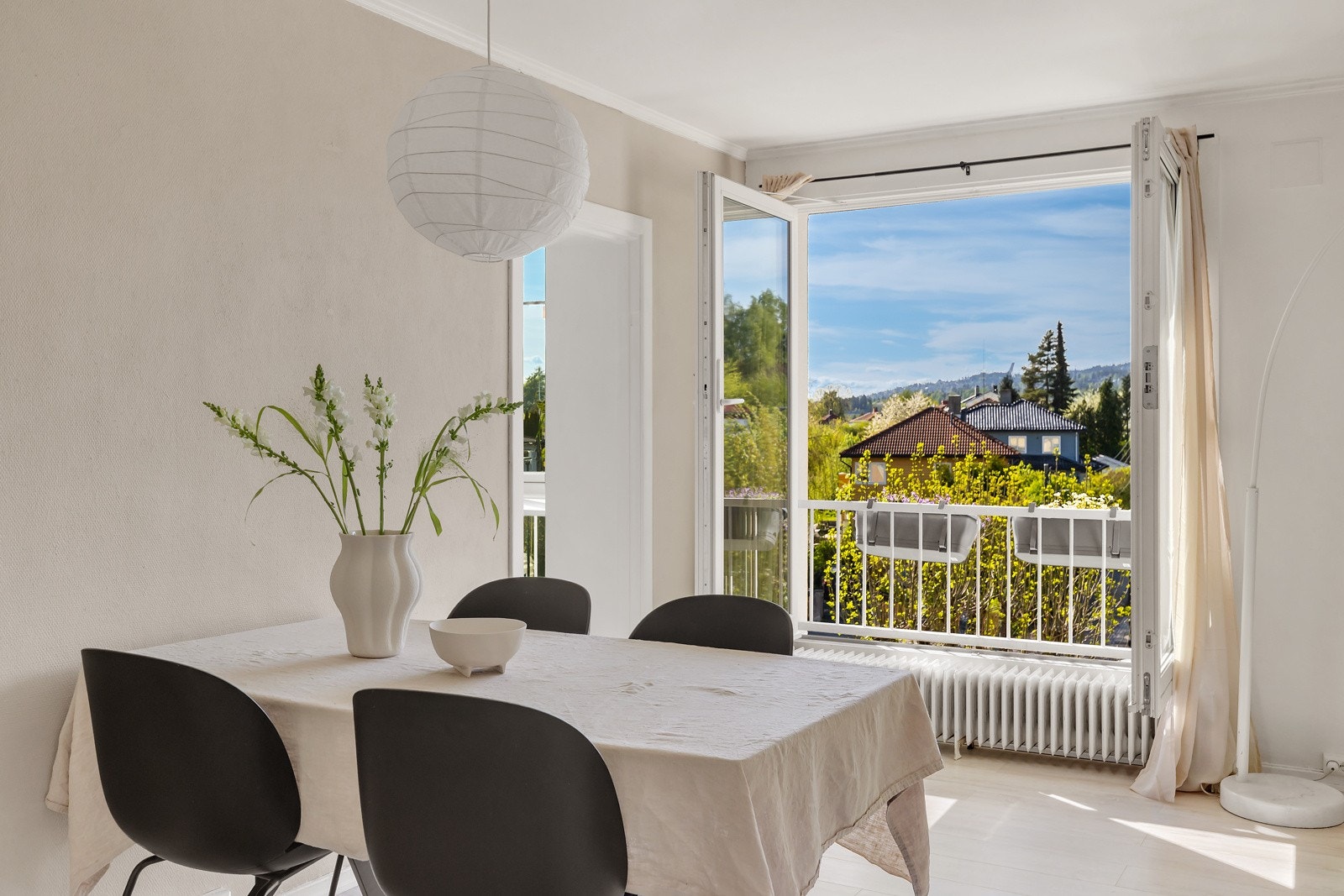 Her får du deilig sommerstemning i leiligheten og masse lys. Galleribilde