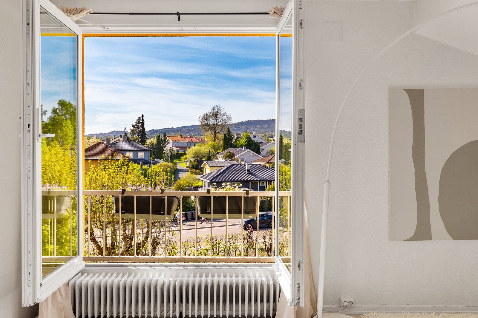 Stuen byr på fransk balkong og hyggelig utsikt mot det nye nabolaget ditt og Holmenkollen. Galleribilde