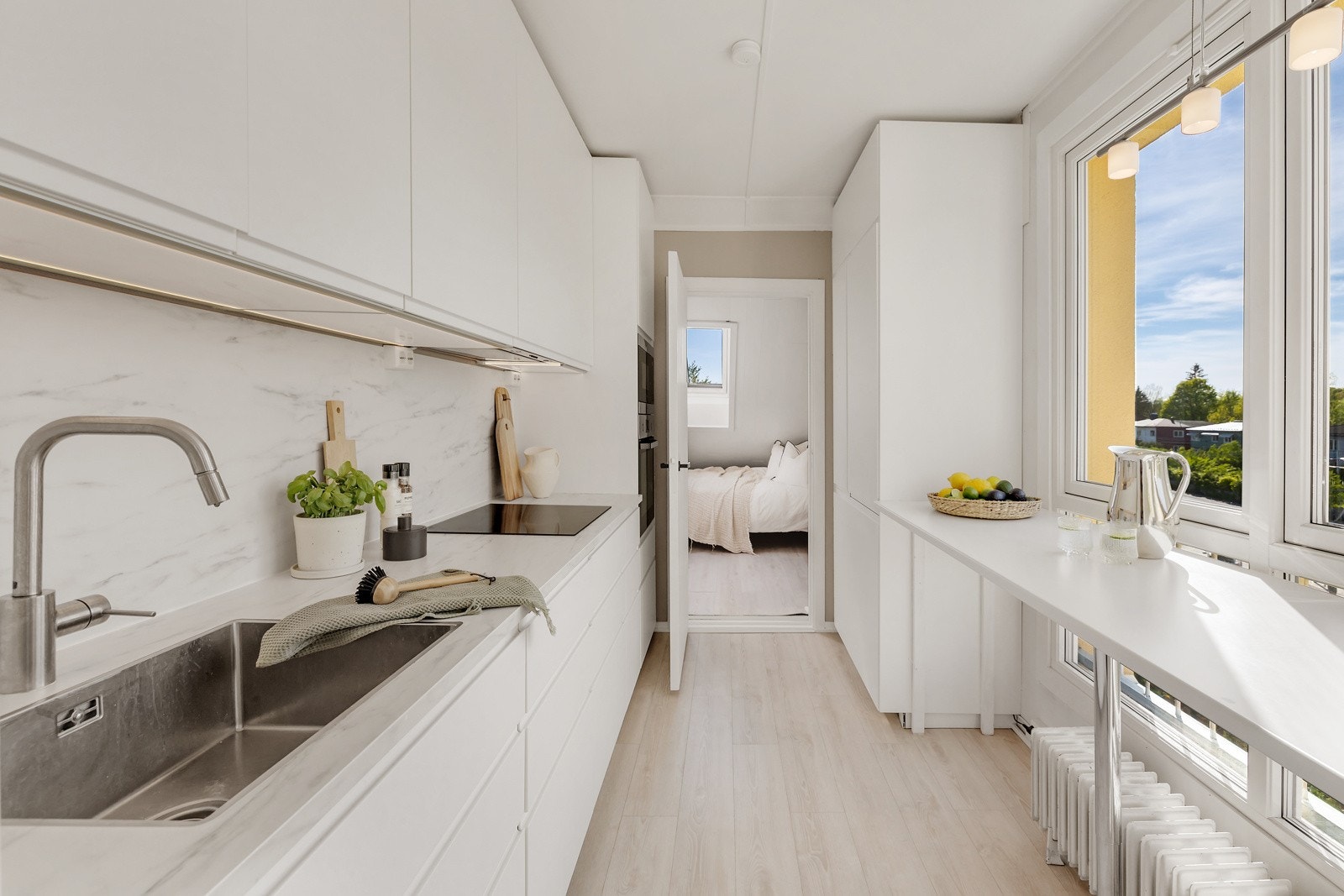 Praktisk, separat kjøkken med innredning fra 2017. Galleribilde