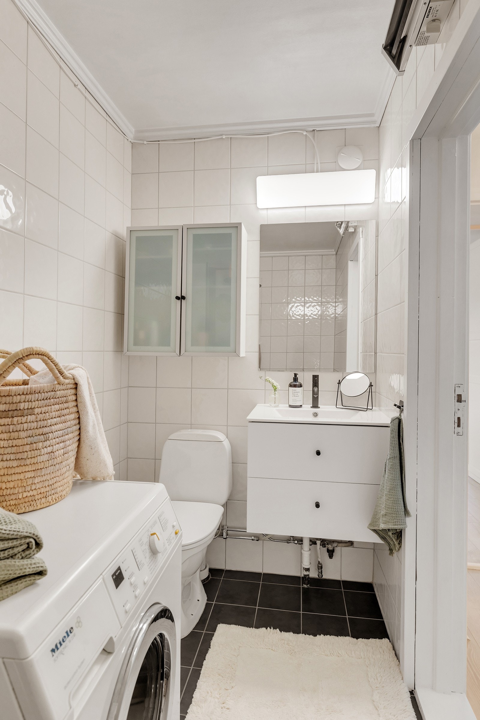 Flislagt baderom med god lagringsplass. Galleribilde