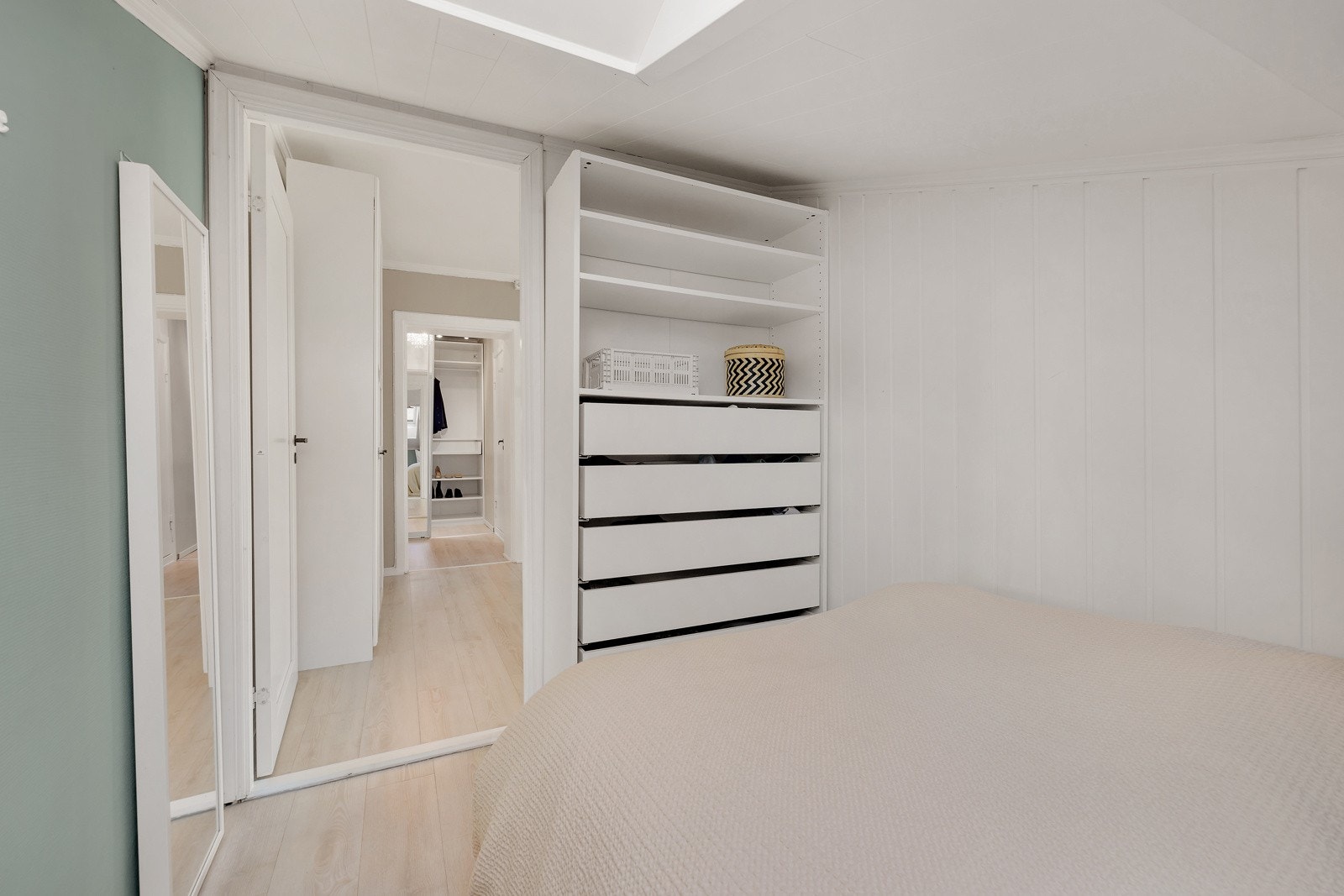 Videre er det plass til praktiske oppbevaringsmøbler. Galleribilde