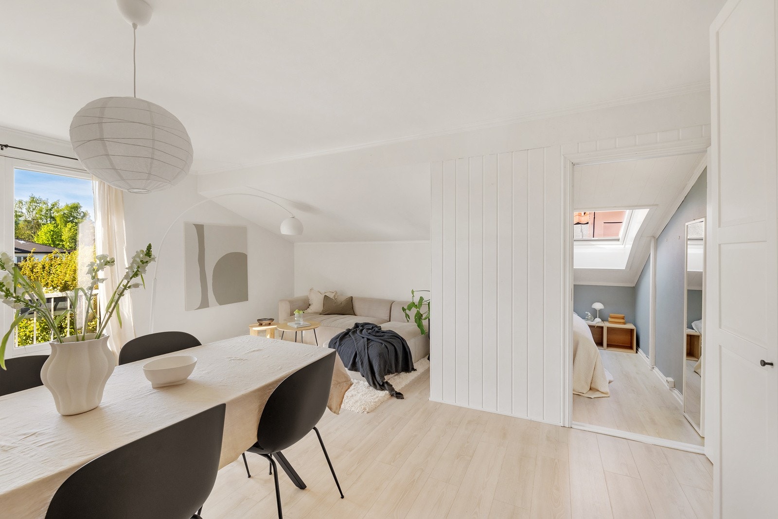 Gode lysforhold fra store vindusflater og takvinduer på soverommene. Galleribilde