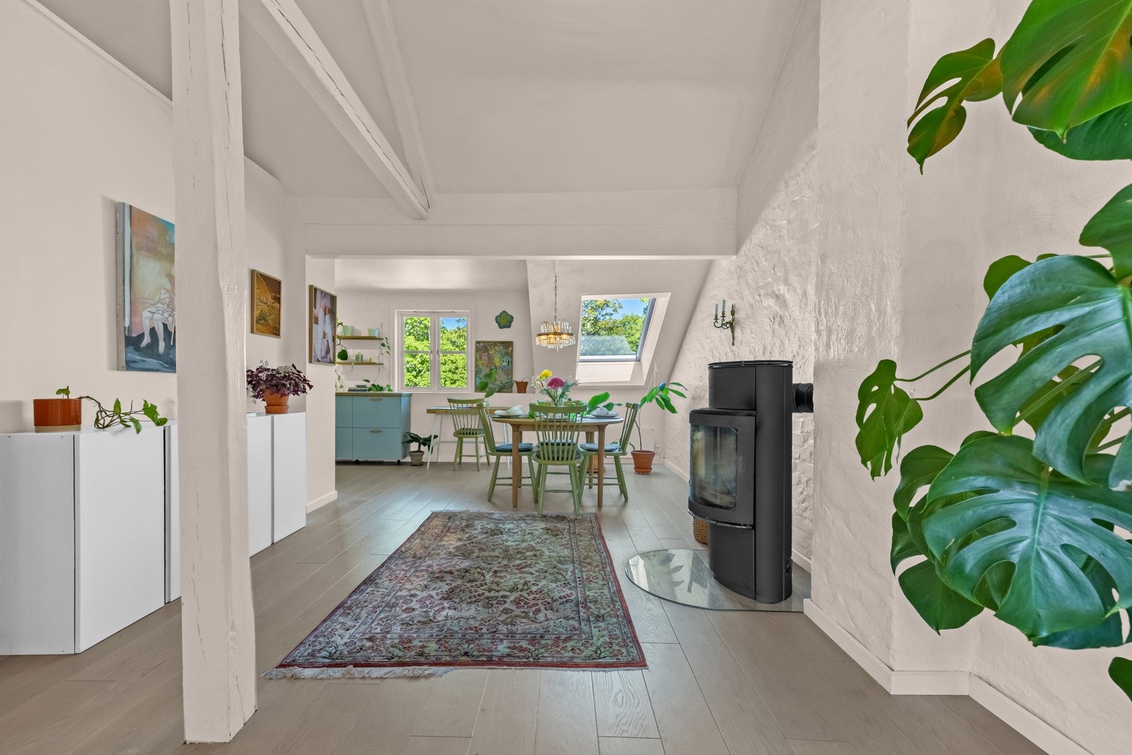 Romslig stue med god takhøyde Galleribilde