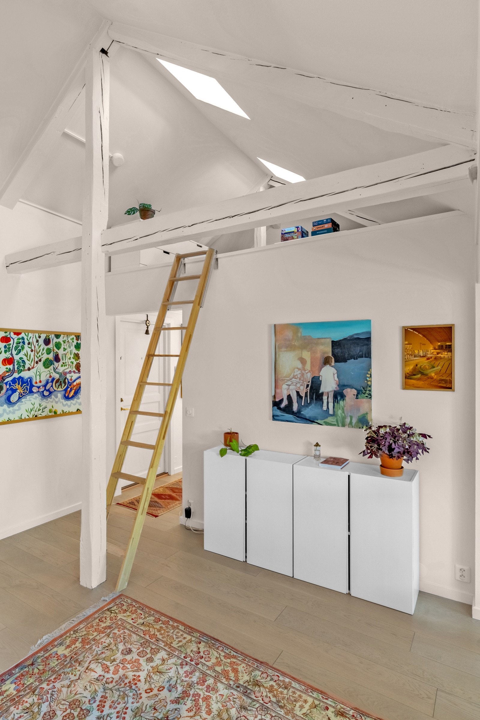 Fra stuen er det en trapp opp til en praktisk og koselig hems Galleribilde