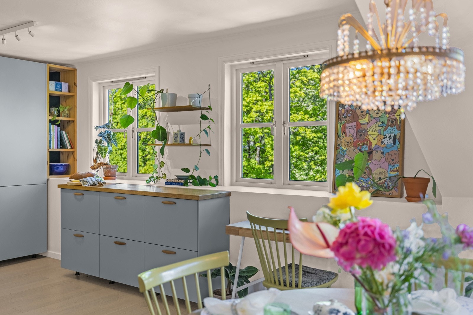 Store vinduflater som gir rikelig med naturlig lys i leiligheten Galleribilde