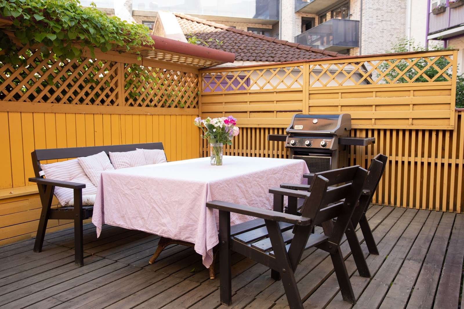 I bakgården har borettslaget opparbeidet en koselig sone for sosialt samvær. Det er investert i en felles grill, så her er alt tilrettelagt for sene grillkvelder Galleribilde