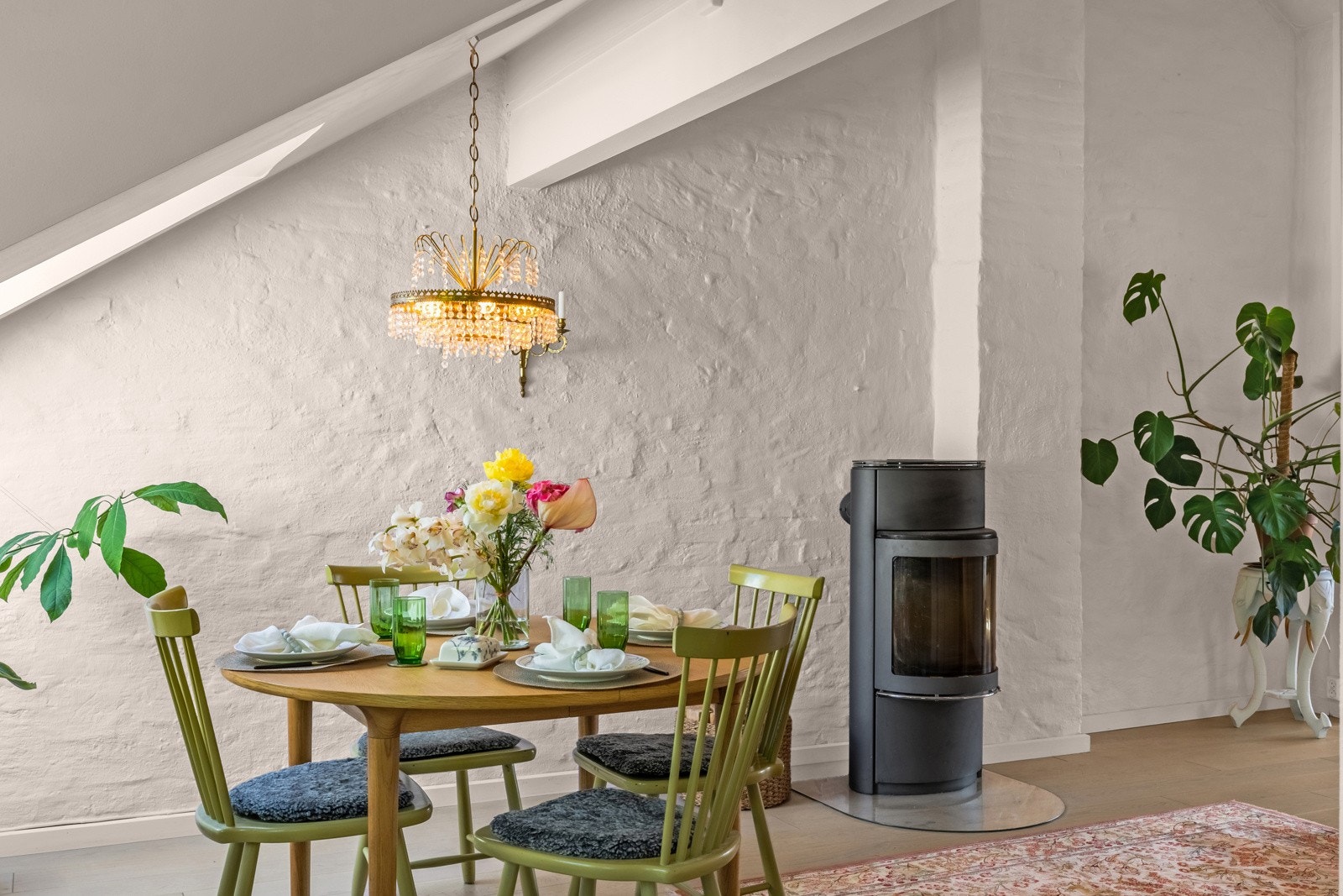 Effektiv peisovn ved spisebordet Galleribilde