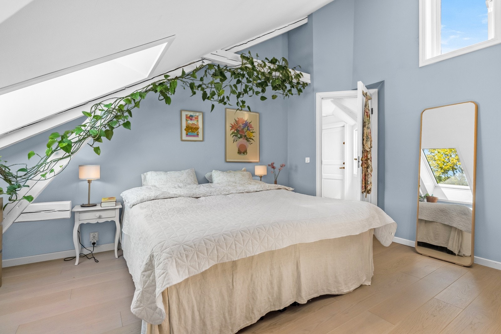 Hovedsoverommet har god plass til dobbeltseng, eier har innredet med en stor 180 cm bred seng Galleribilde