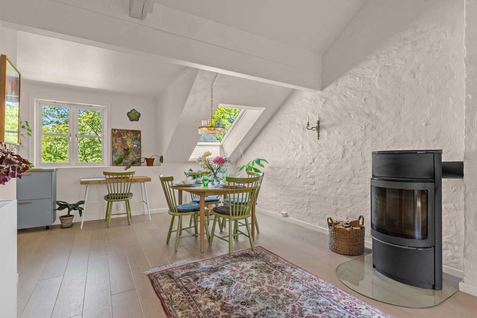 Leiligheten er godt tilrettelagt for et sosialt liv med god plass til bord og stoler. Effektiv peis som er plassert ca. midt i leiligheten Galleribilde