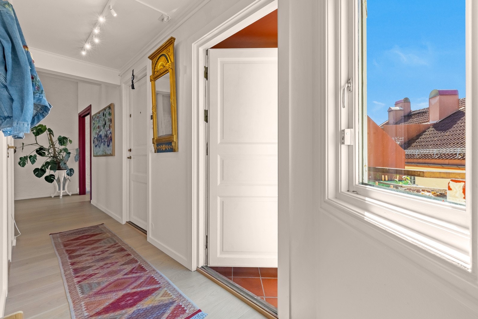 Fra gangen er det direkte utgang til en felles takterrasse Galleribilde