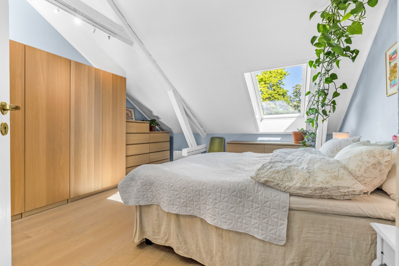 Soverommet har rikelig skapplass. Garderobeskapene følger med leiligheten Galleribilde