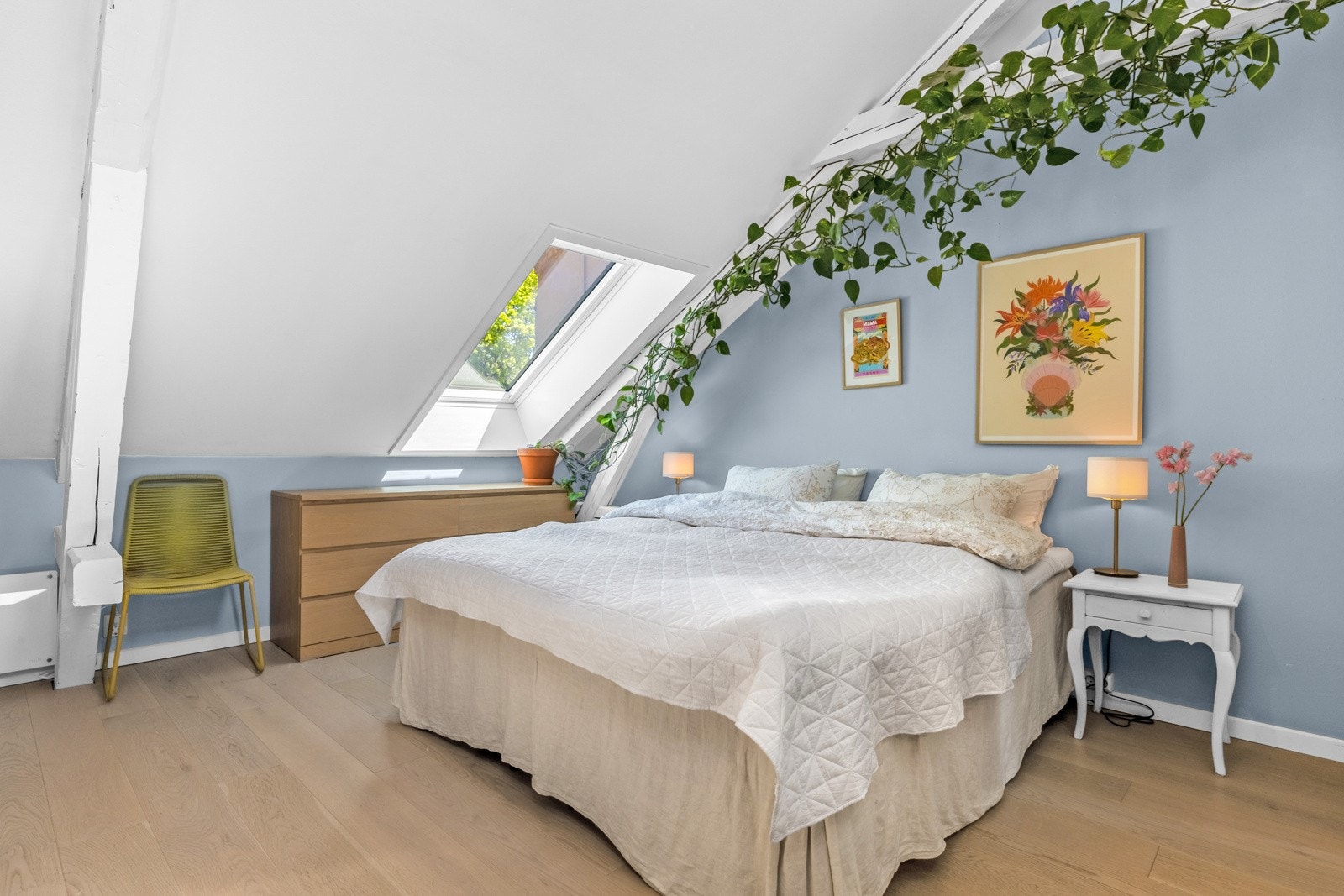 Stort og luftig hovedsoverom som vender ut mot stille og rolig enveiskjørt gate Galleribilde