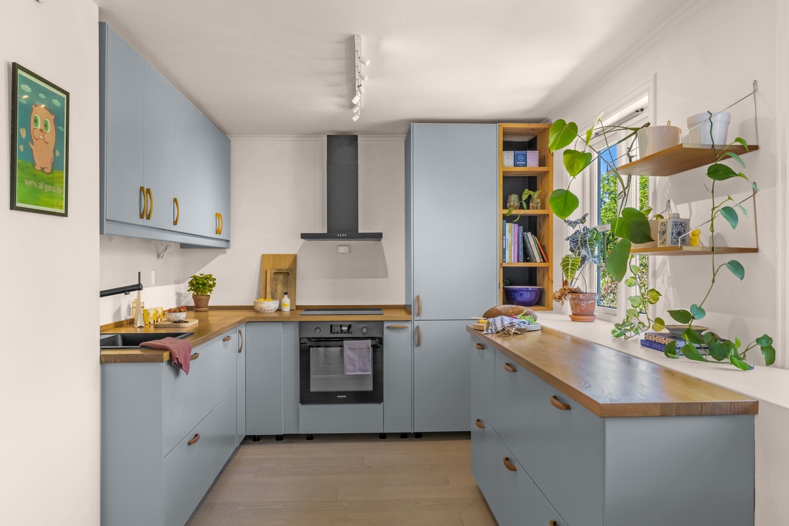 Kjøkkeninnredning fra 2018 med integrerte hvitevarer Galleribilde