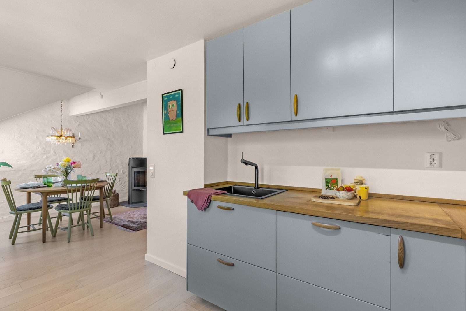 Rikelig med skap- og benkplass på kjøkkenet Galleribilde