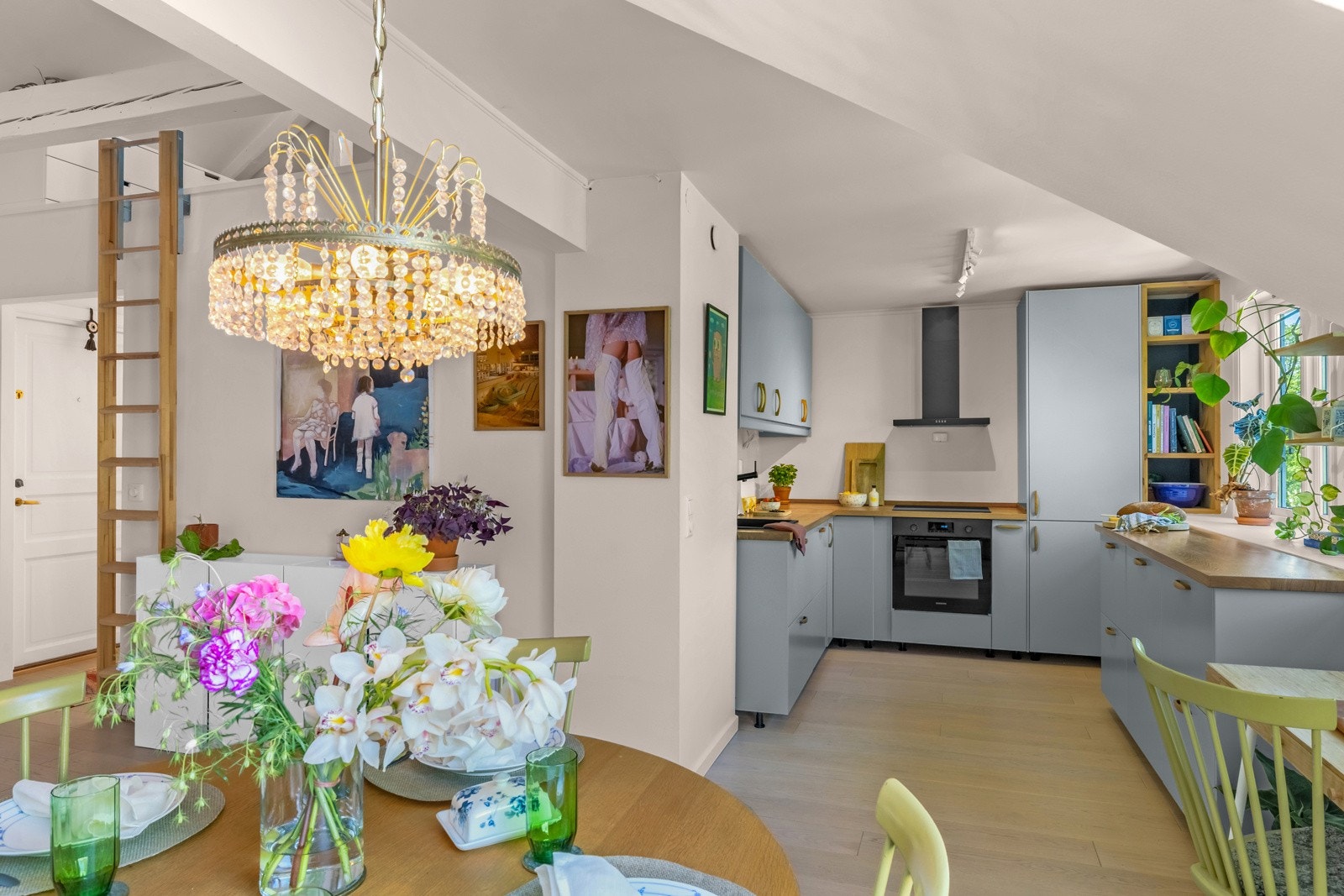 Kjøkkenet er romslig med moderne innredning og god oppbevaringsplass. Plassbygde løsninger utnytter arealet til det fulle Galleribilde