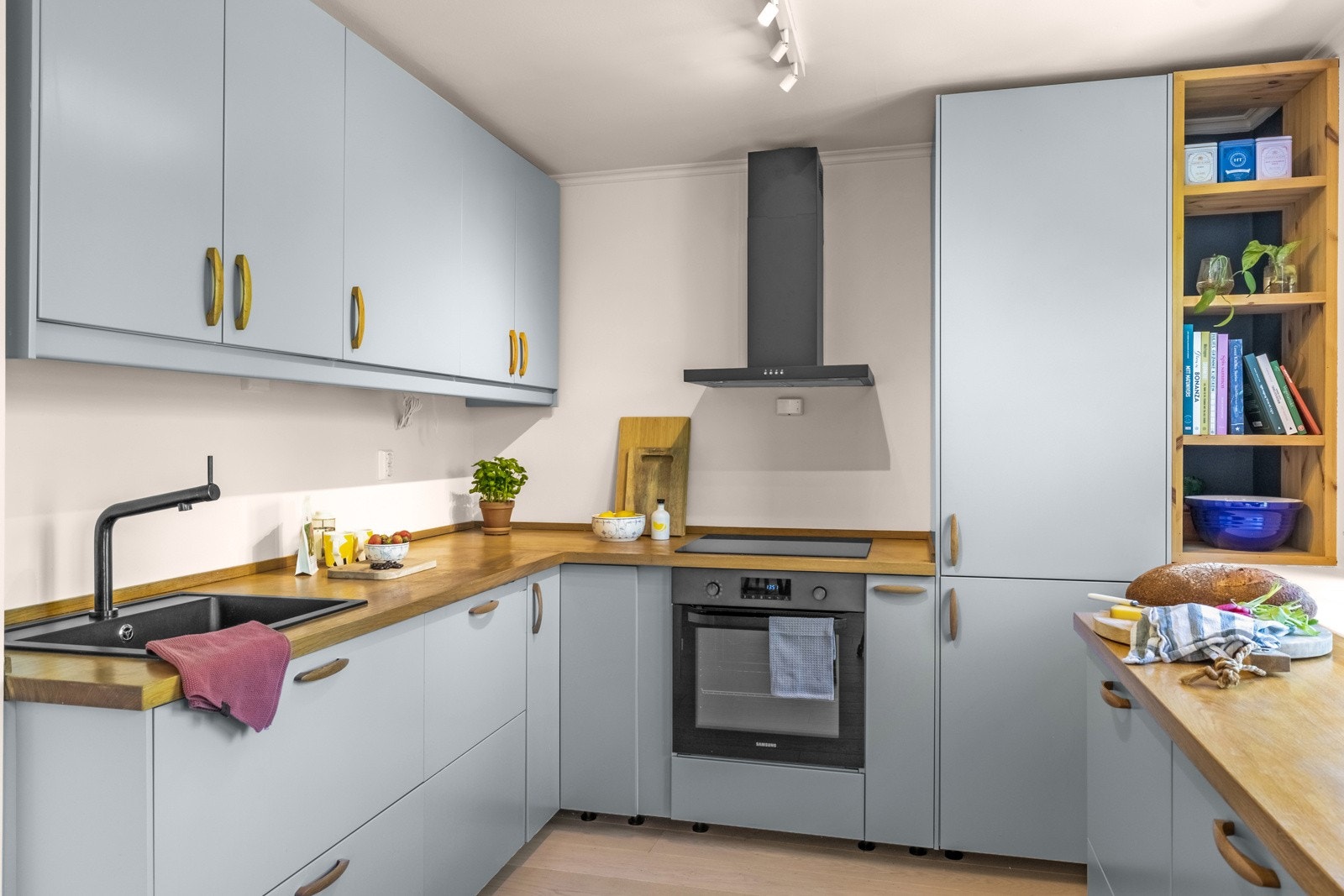 Integrert induksjon platetopp, stekeovn, oppvaskmaskin og kjøl/fryseskap Galleribilde