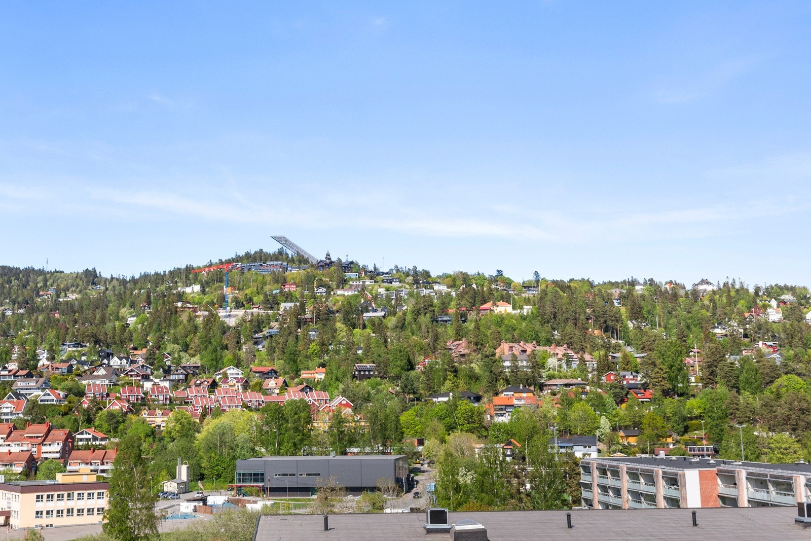 Utsikt til Holmenkollen fra balkong. Galleribilde