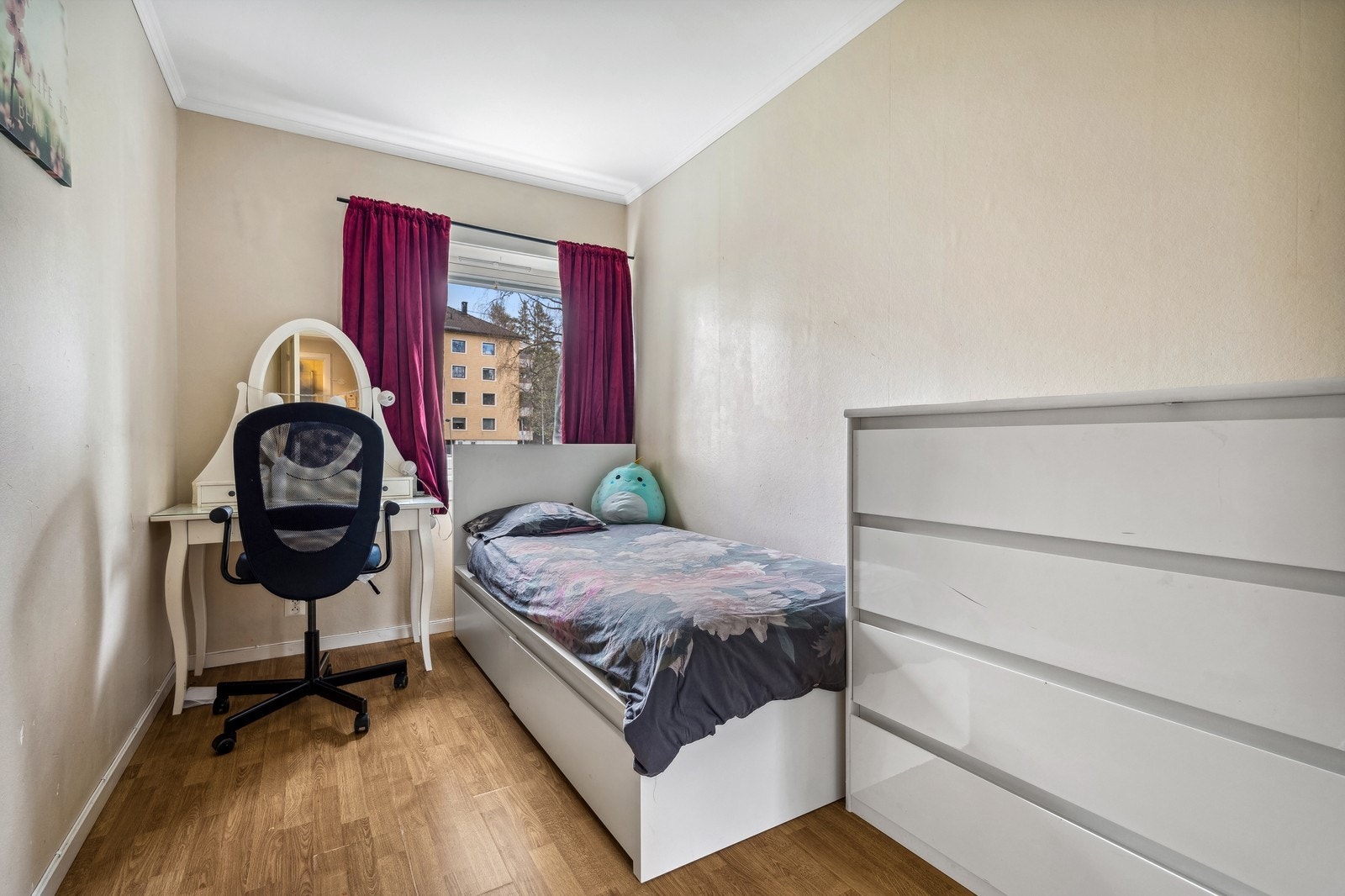 Soverom nr. 2 har en vanlig seng, garderobeskap, kommode og skrivebord som medfølger. Galleribilde