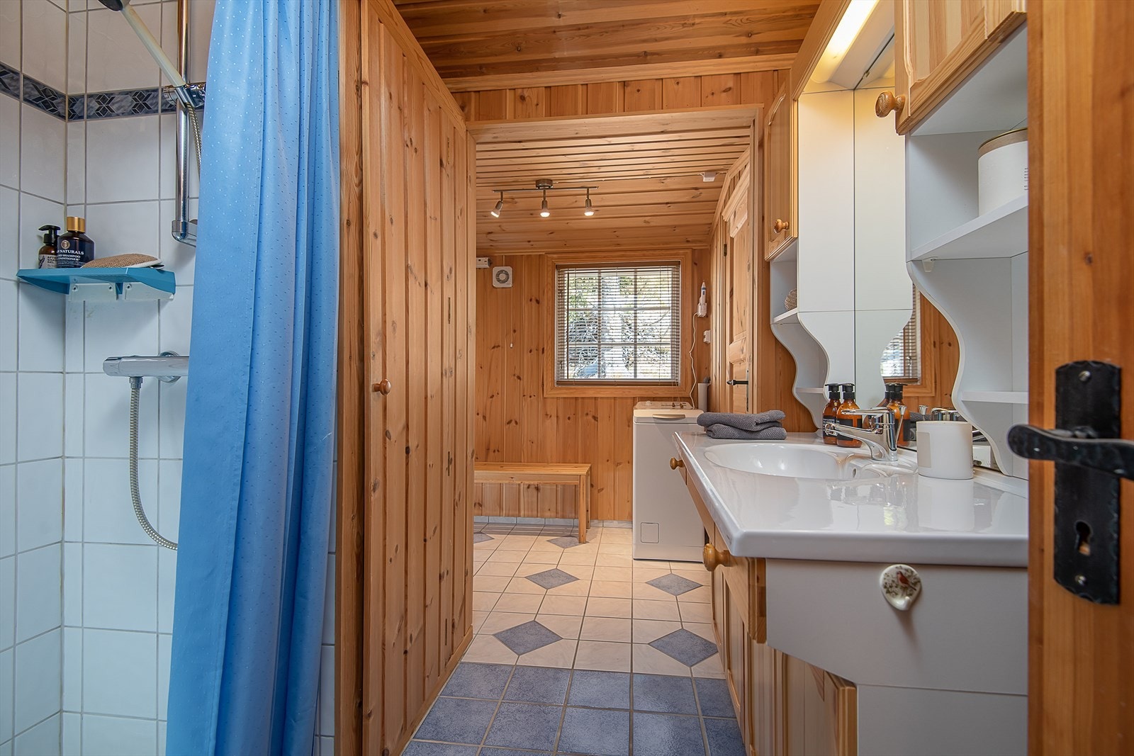 Flislagt gulv med varmekabler og flislagte dusjnisjer. Galleribilde