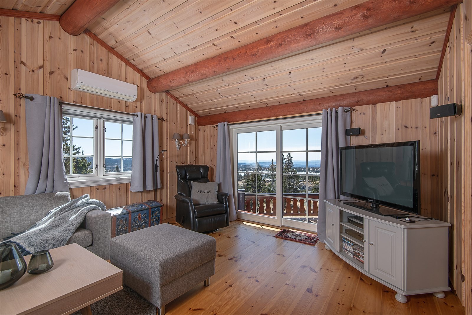 Utsikten kommer fint inn de store vindusflatene som samtidig gir rikelig med naturlig lys inn i rommet. Galleribilde