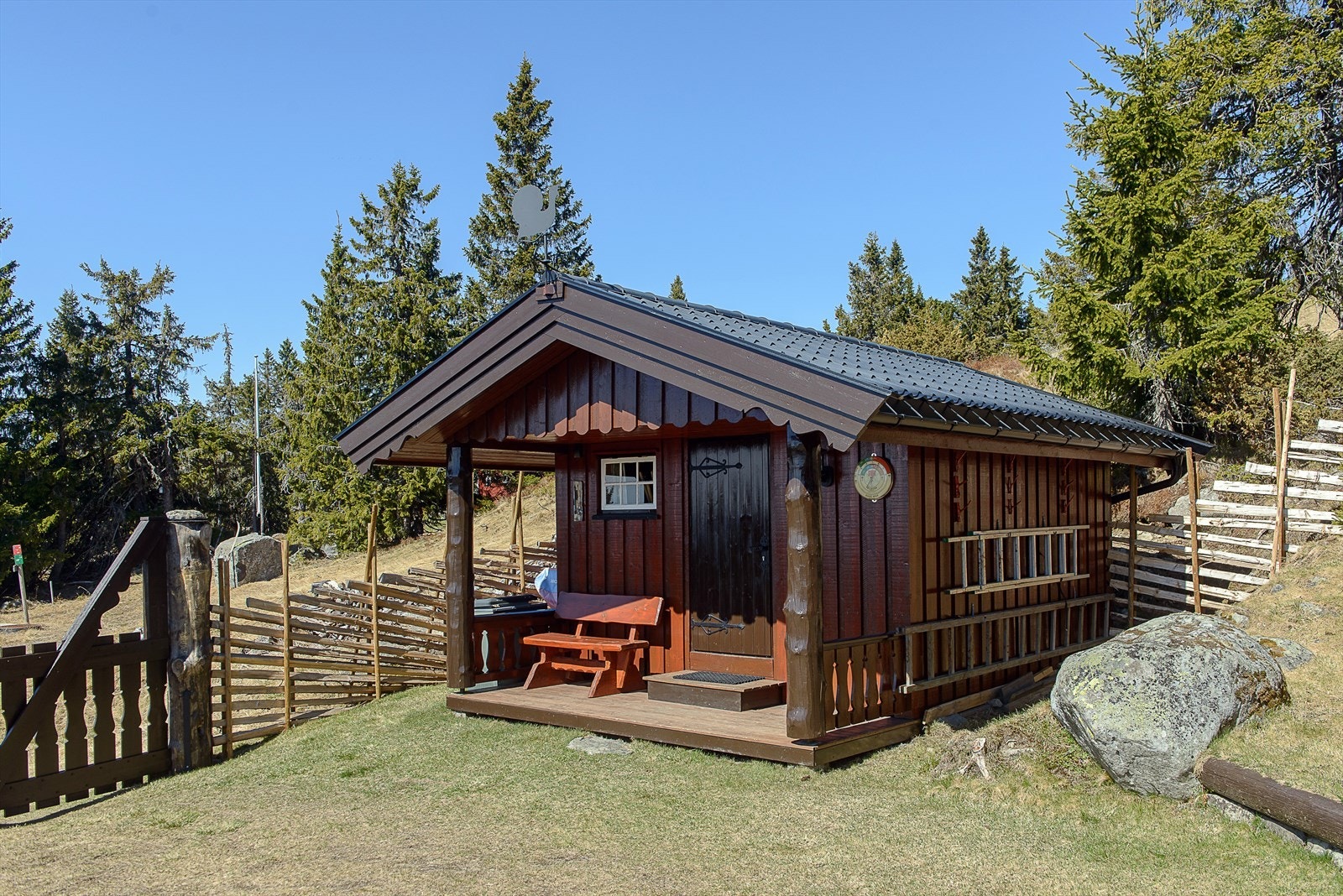 Praktisk uthus med lagringsplass. Nye portstolper og skigard i 2021. Galleribilde